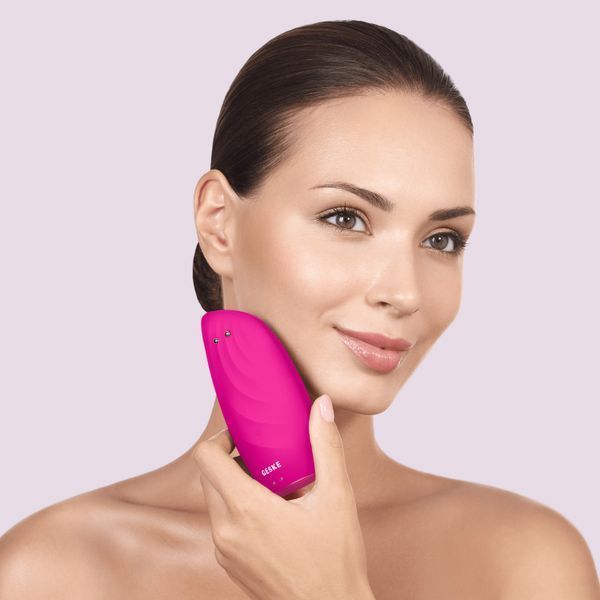 Очищувальна щітка для обличчя GESKE Sonic Thermo Facial Brush&Face-Lifter 8в1 magenta HB0087 фото
