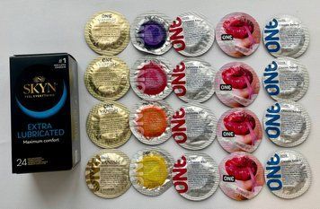 Набір 44 штук Skyn Extra Lube + ONE Color Sensations, Extreme Ribs, Vanish, Flavor Waves, Classic SOS2254 фото