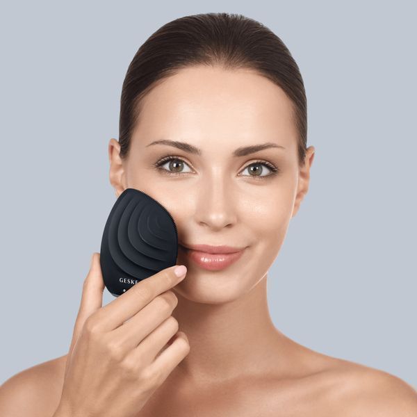 Электронная ультразвуковая щетка для лица GESKE Sonic Facial Brush 5в1 black HB0069 фото