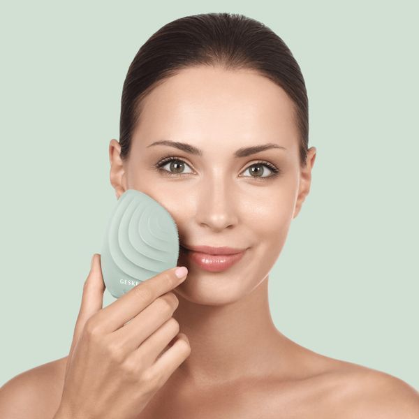 Электронная ультразвуковая щетка для лица GESKE Sonic Facial Brush 5в1 green HB0074 фото